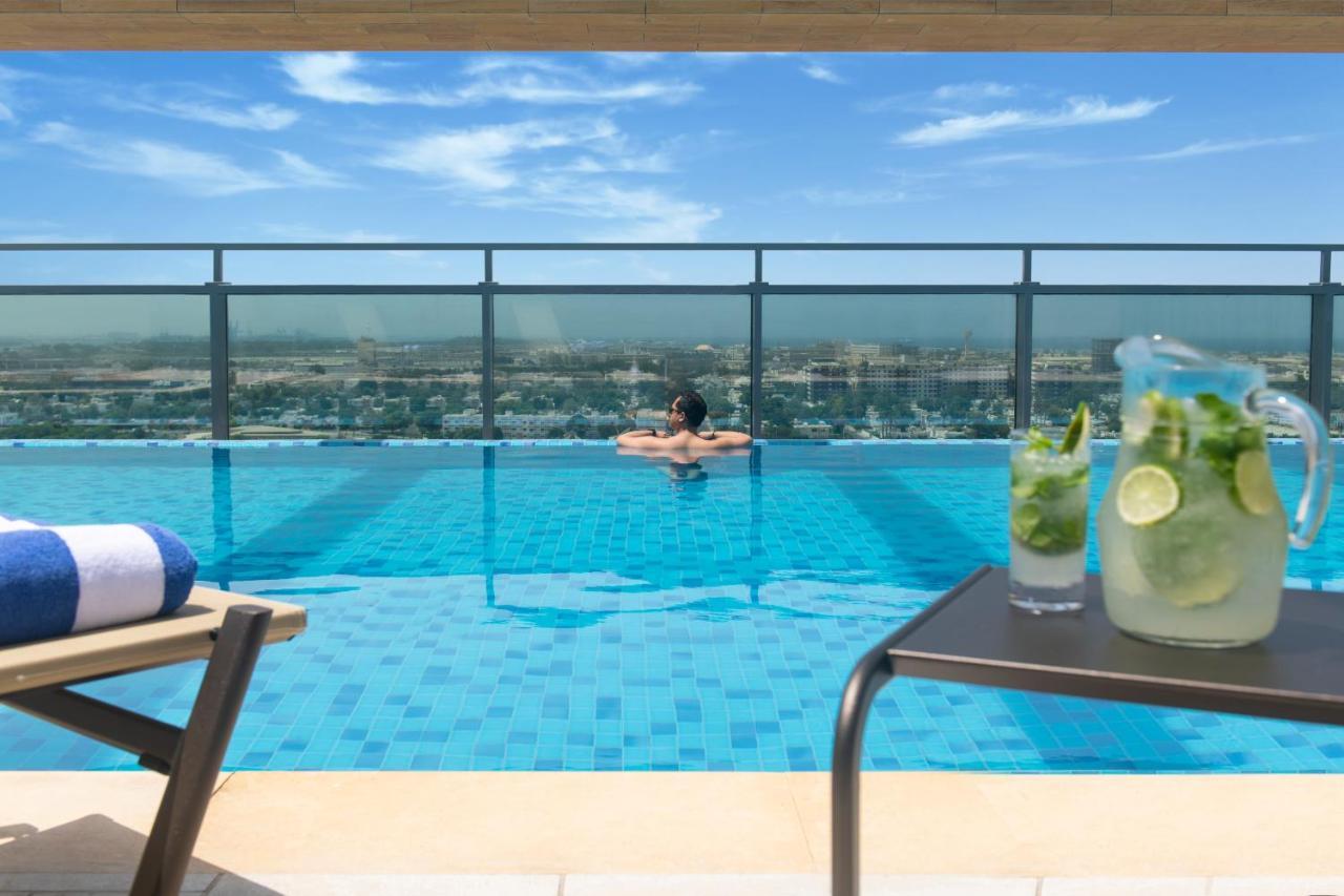 Swissotel Living Джедда Экстерьер фото The swimming pool at the hotel