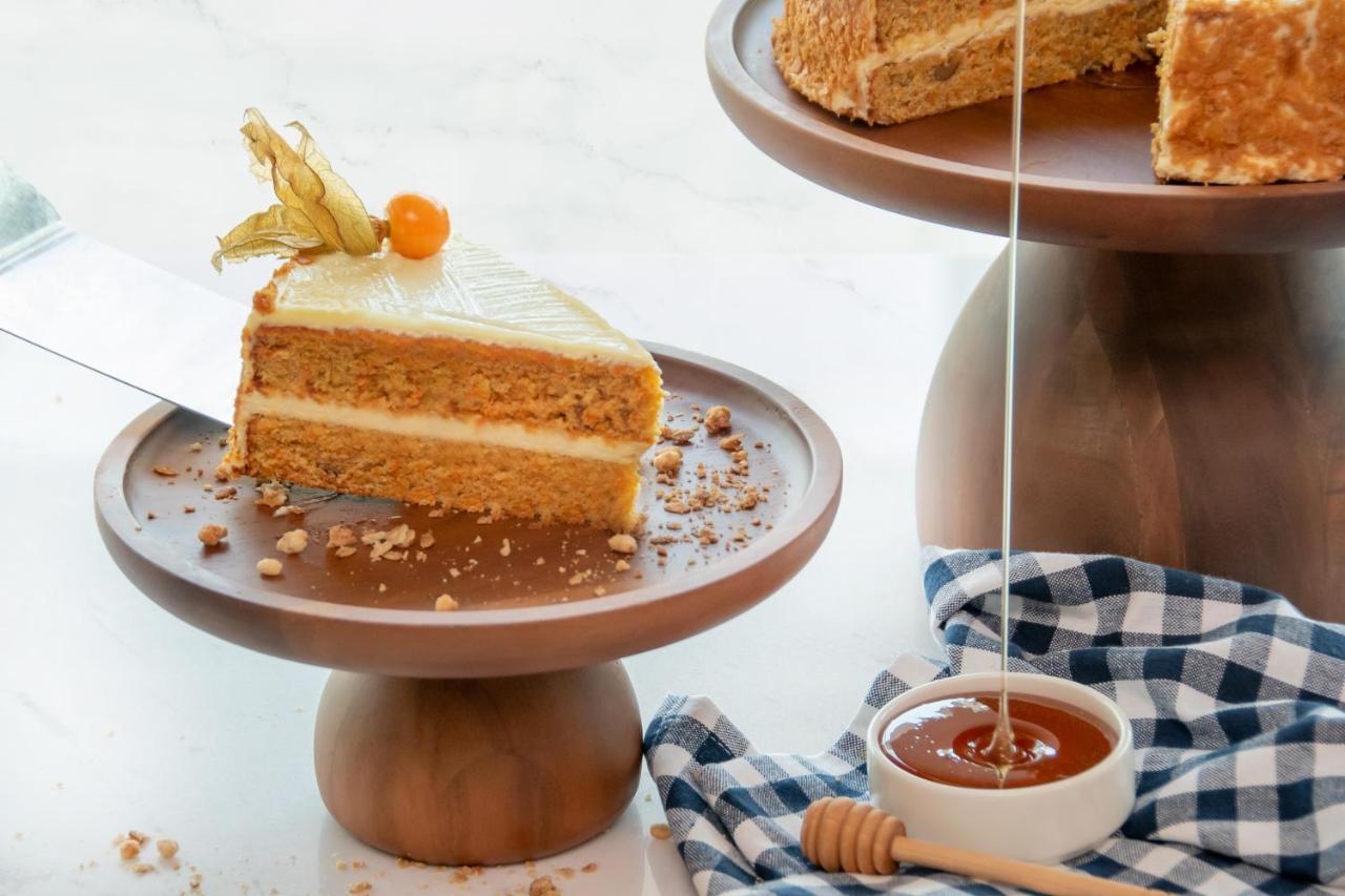 Swissotel Living Джедда Экстерьер фото Honey being drizzled over a cake