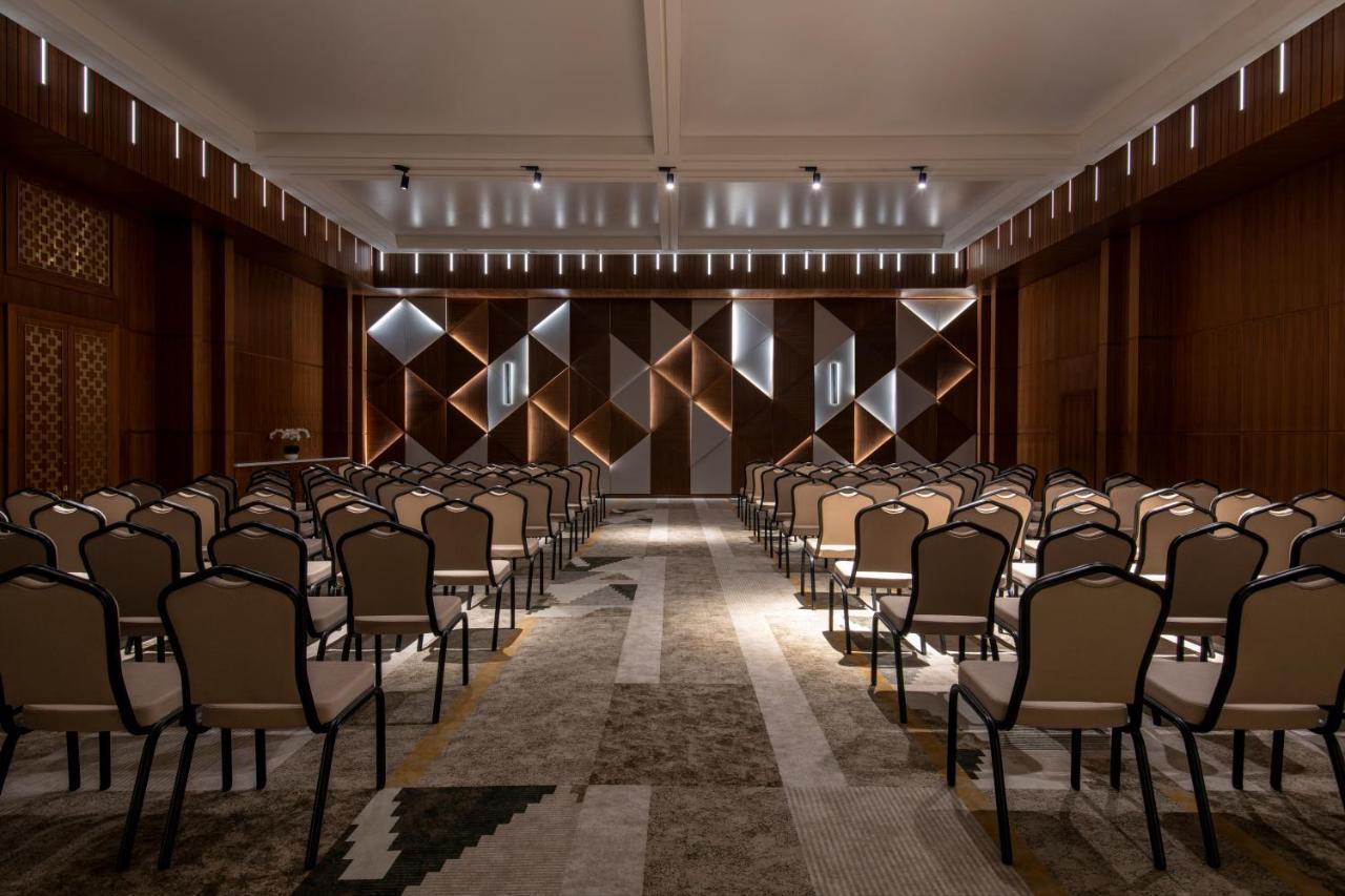 Swissotel Living Джедда Экстерьер фото The interior of the main conference hall