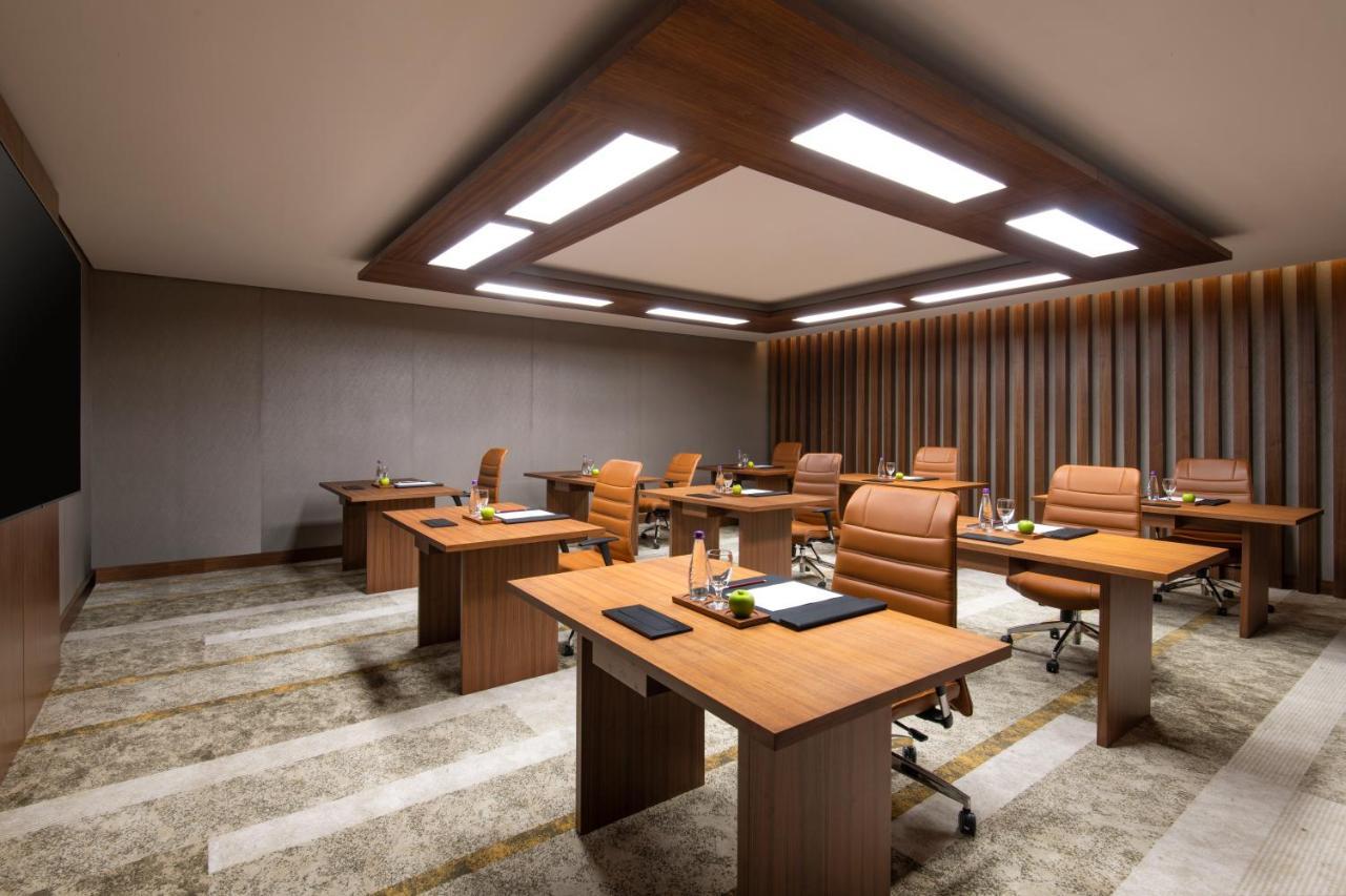 Swissotel Living Джедда Экстерьер фото Meeting room at the hotel