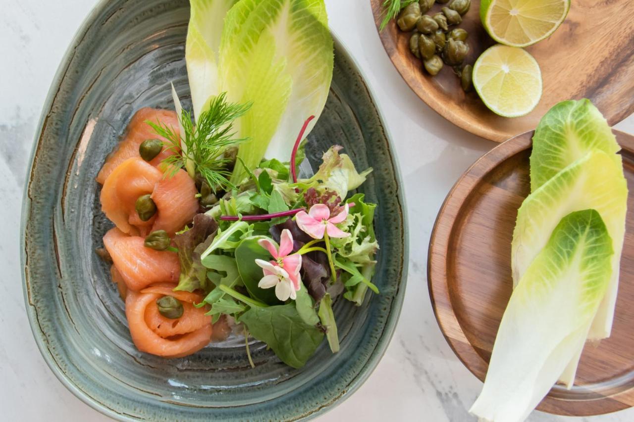 Swissotel Living Джедда Экстерьер фото A salad with smoked salmon
