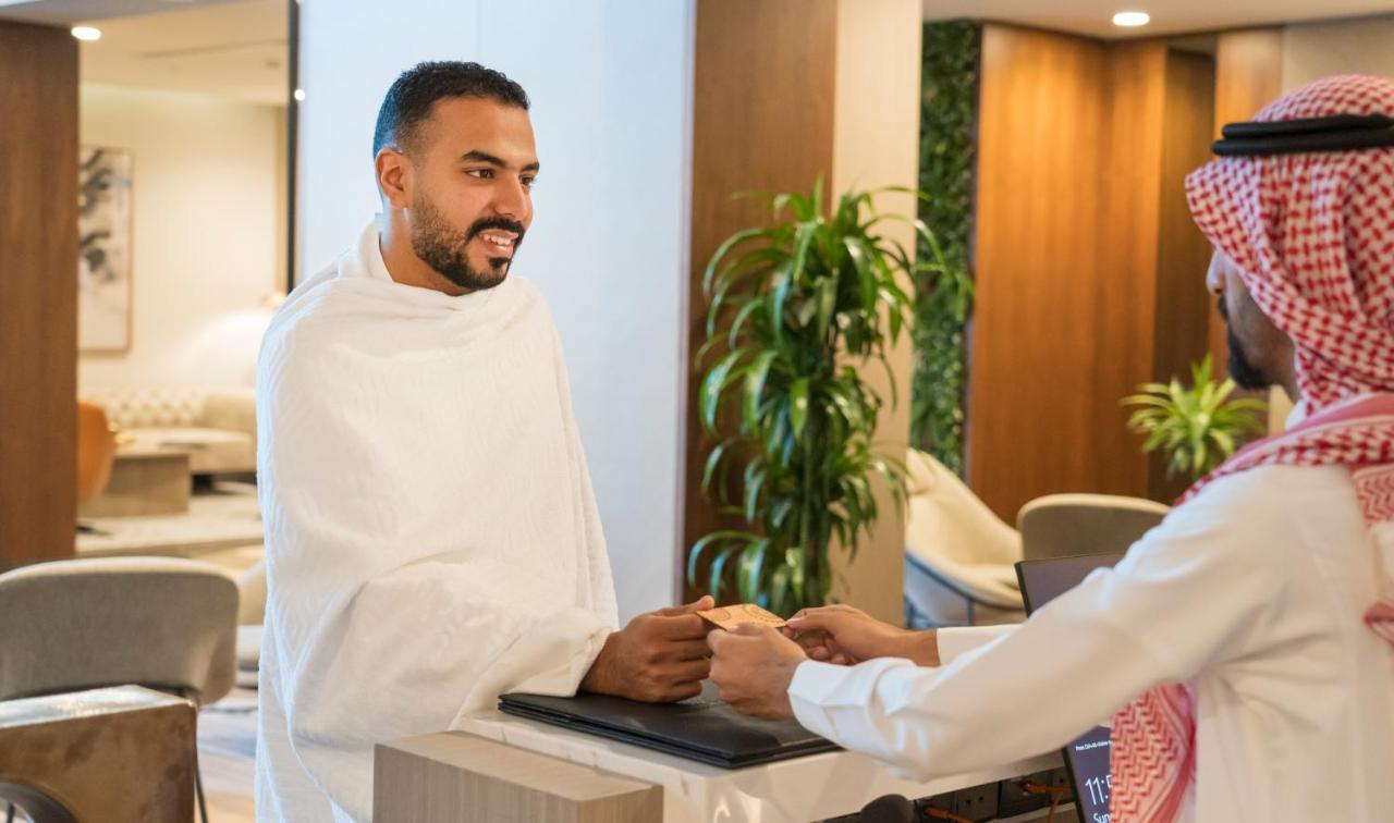 Swissotel Living Джедда Экстерьер фото A hotel receptionist
