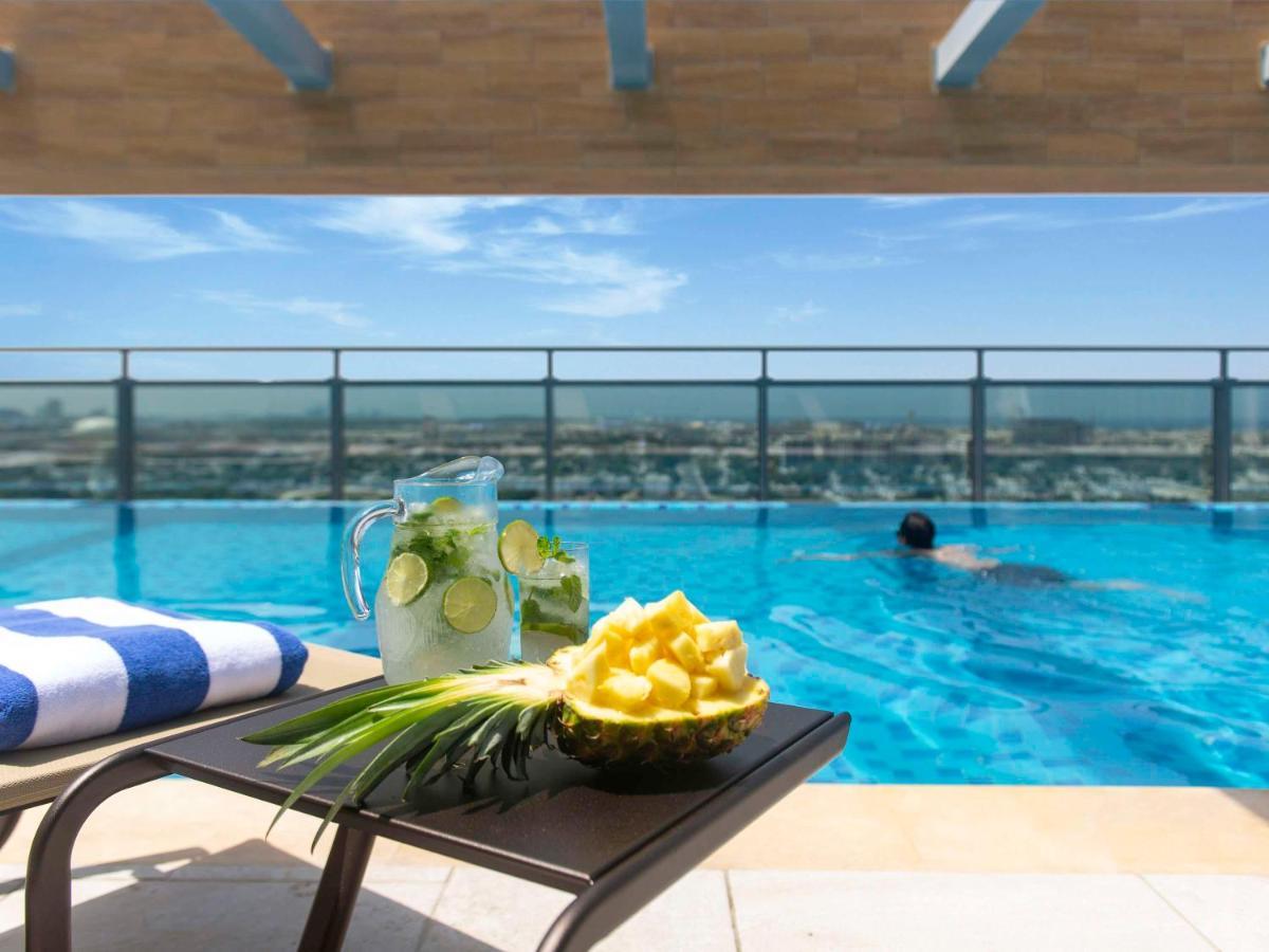 Swissotel Living Джедда Экстерьер фото The swimming pool at the hotel