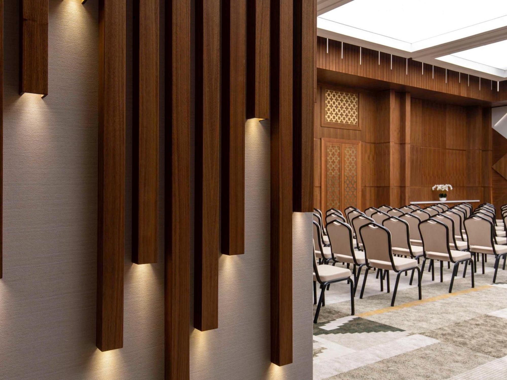 Swissotel Living Джедда Экстерьер фото The interior of the main conference hall