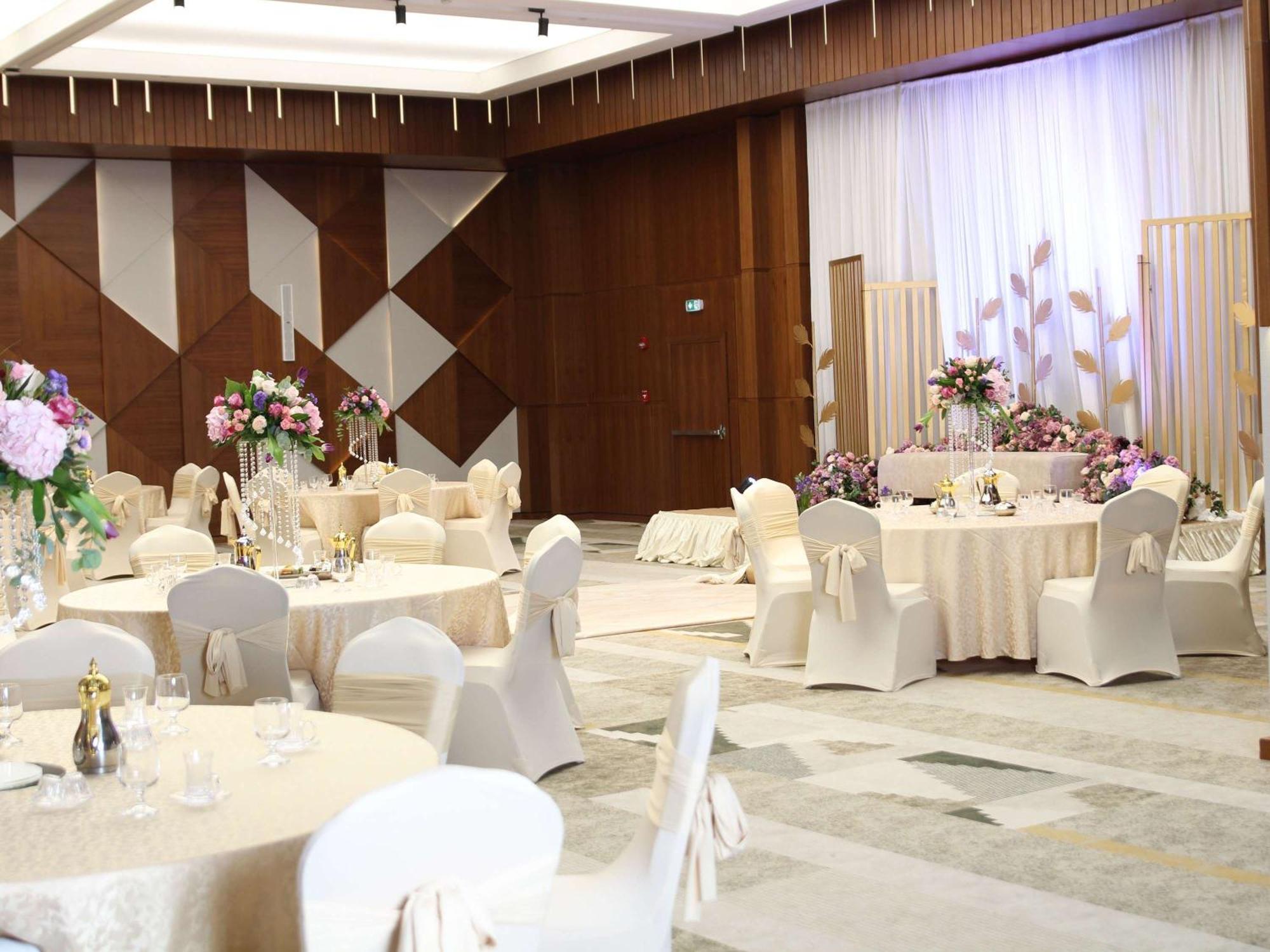 Swissotel Living Джедда Экстерьер фото A wedding reception at the Grand Ballroom