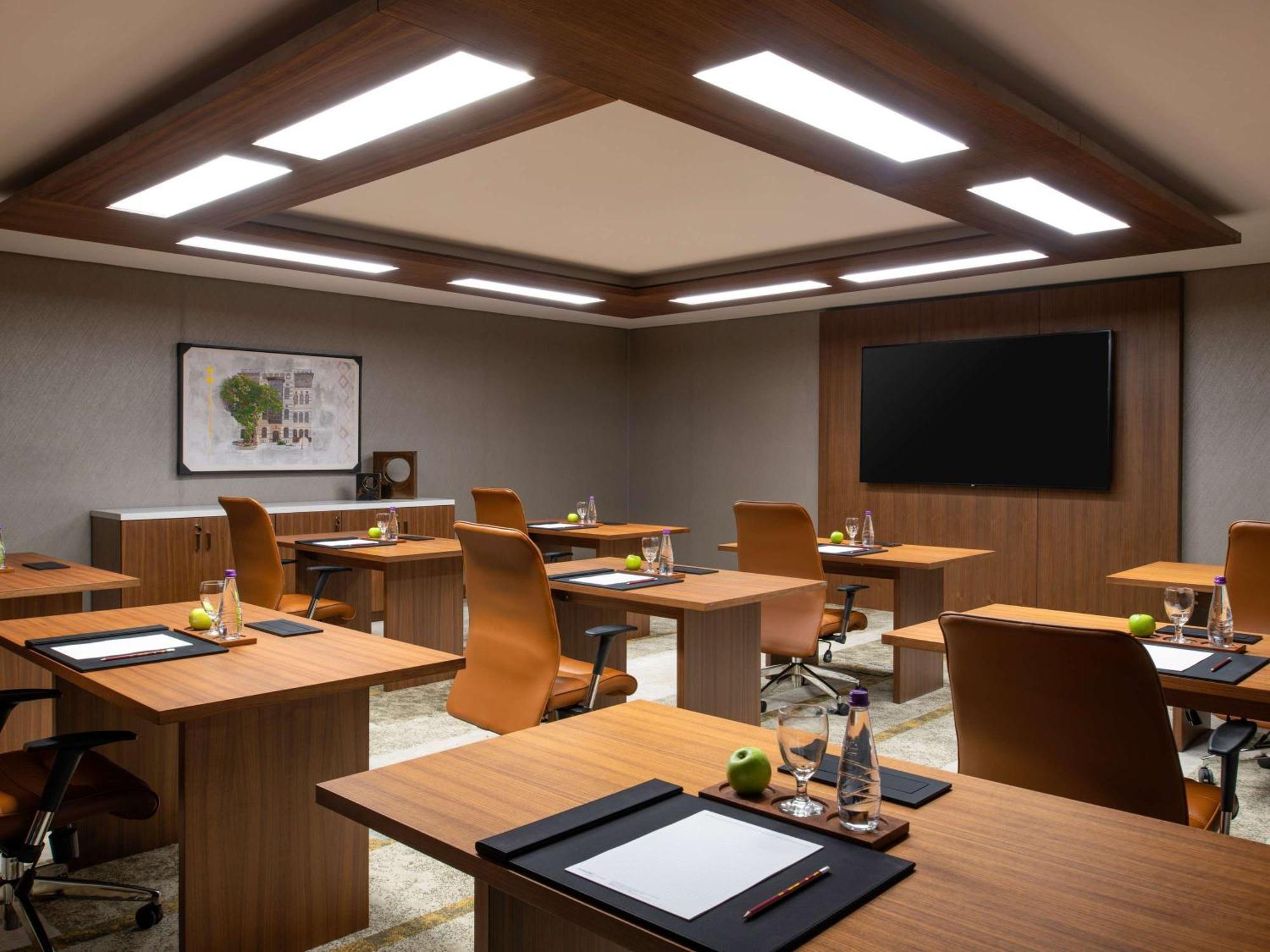 Swissotel Living Джедда Экстерьер фото Meeting room