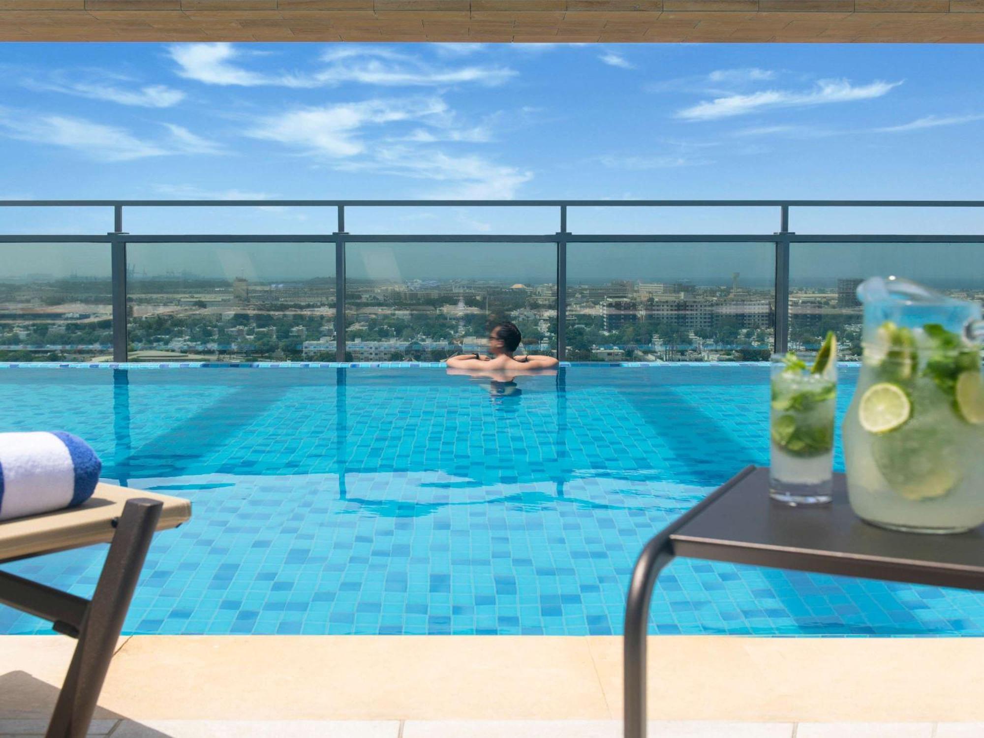 Swissotel Living Джедда Экстерьер фото The swimming pool at the hotel